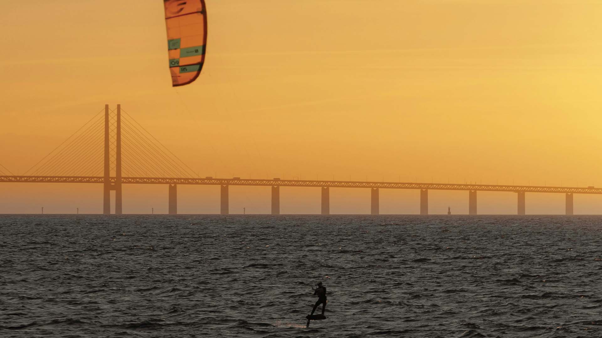 Kitesurfers in Malmö_Öresund Bridge