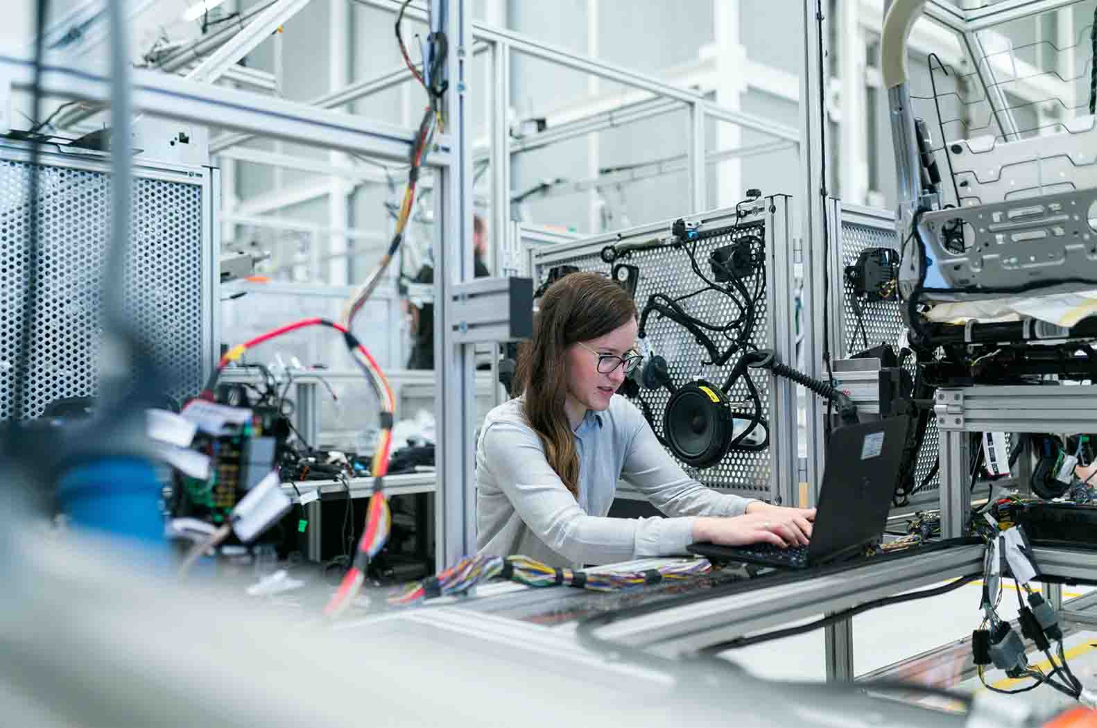 Inclusive Workplaces_blogpost_woman working in robotics