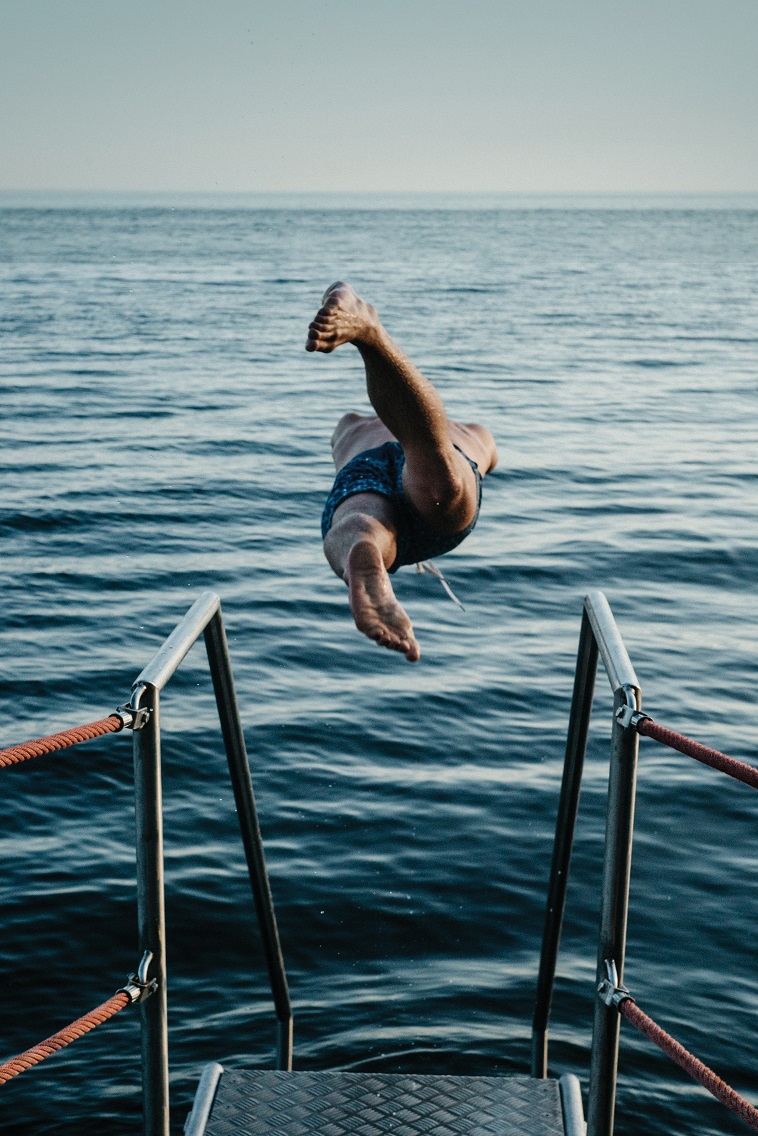 lucas_günther-diving_into_the_sea-6543}